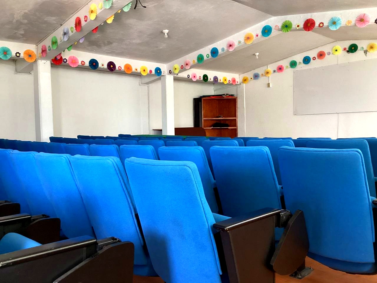 Auditorio con butacas azules