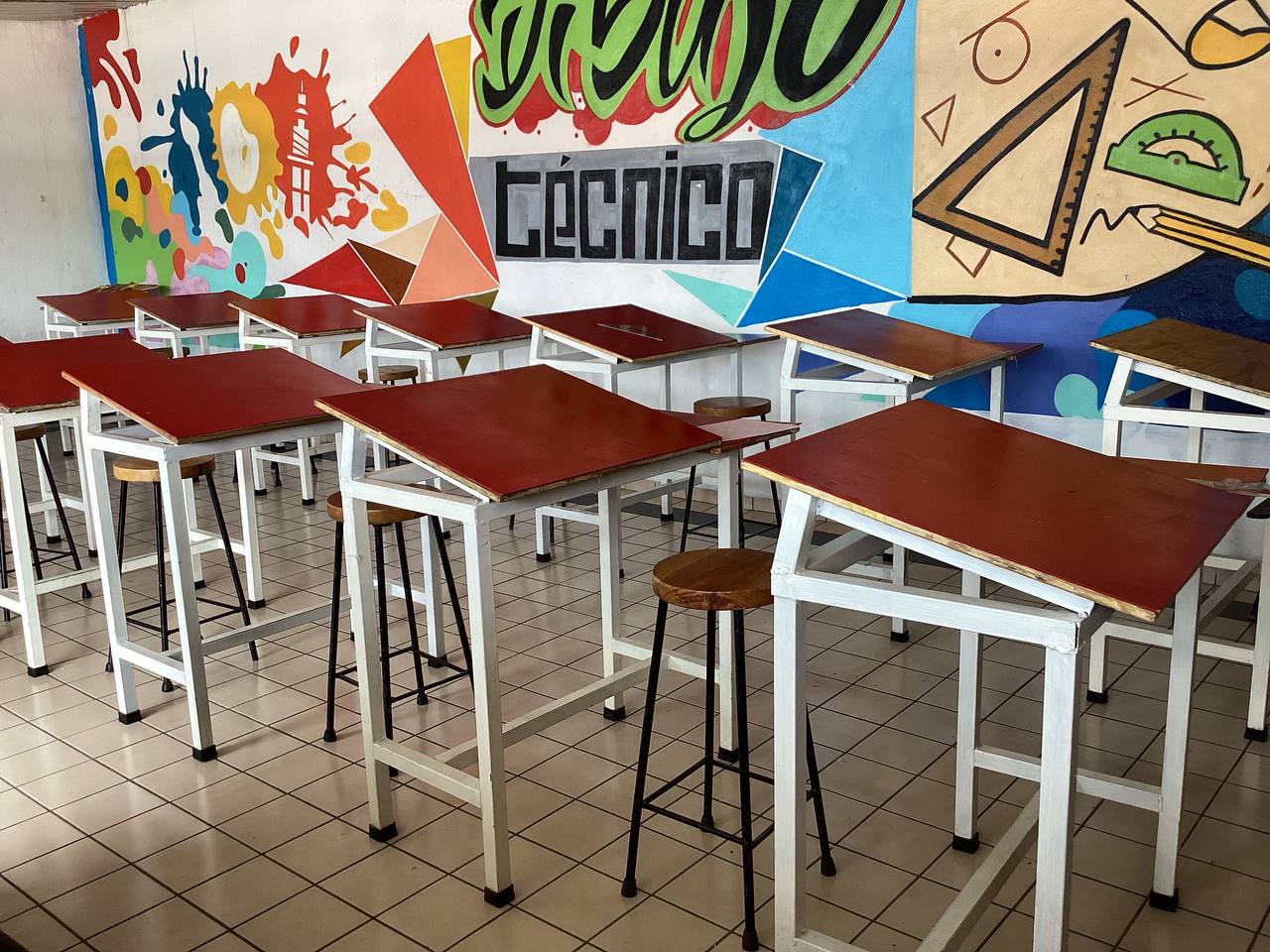 Salón de dibujo técnico con mesas de trabajo