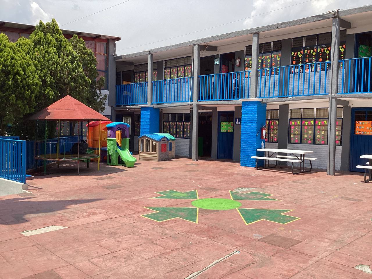 Patio de preescolar con juegos infantiles