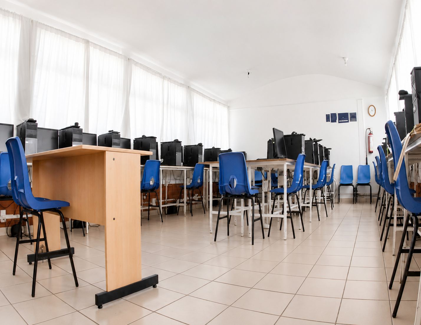 Aula de computación con equipos para estudiantes