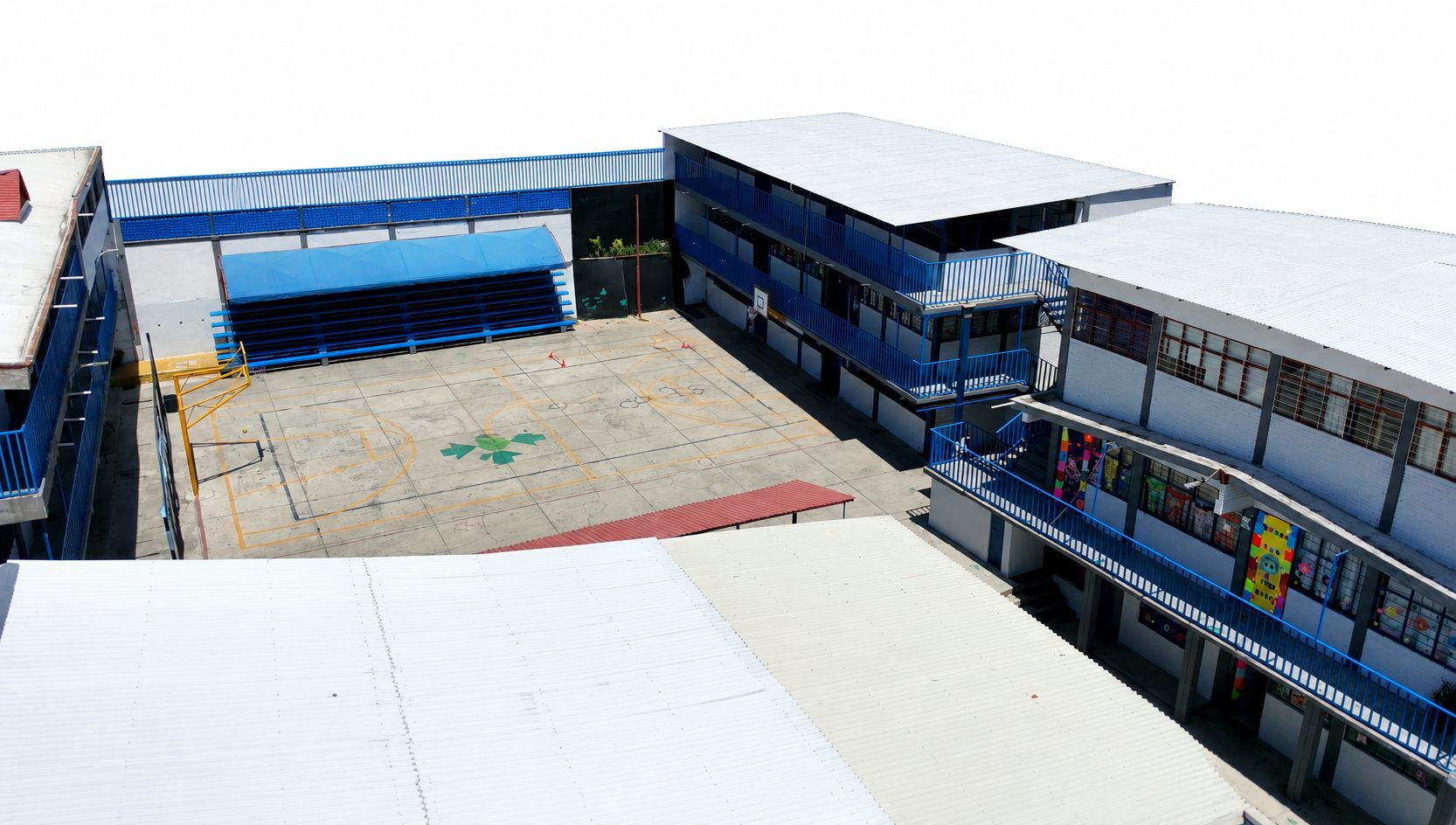 Patio e instalaciones del Centro Escolar Federico Froebel